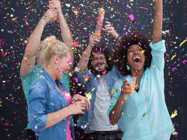 Confetti partij multi-etnische groep mensen geïsoleerd over grijs — Stockfoto