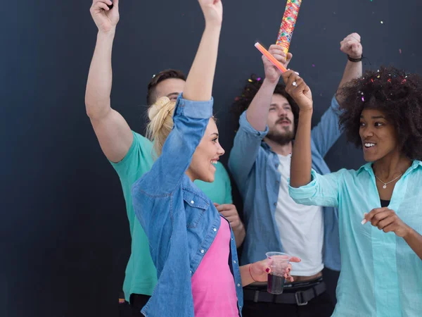 Partido confetti grupo multiétnico de pessoas isoladas sobre cinza — Fotografia de Stock