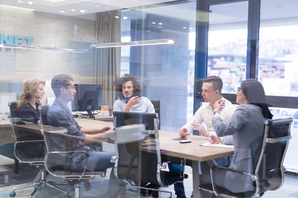 Startup Business Team en una reunión en un moderno edificio de oficinas — Foto de Stock