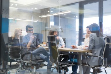 Modern ofis binasında Girişim İş Takımı Toplantısı