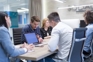 Modern ofis binasında Girişim İş Takımı Toplantısı