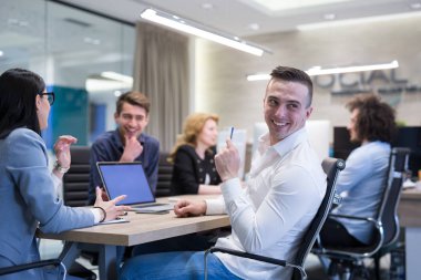Modern ofis binasında Girişim İş Takımı Toplantısı