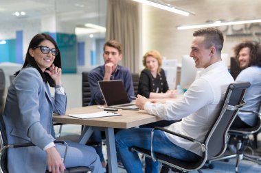 Modern ofis binasında Girişim İş Takımı Toplantısı