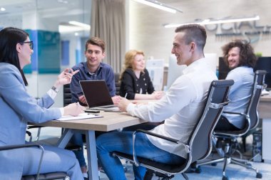 Modern ofis binasında Girişim İş Takımı Toplantısı