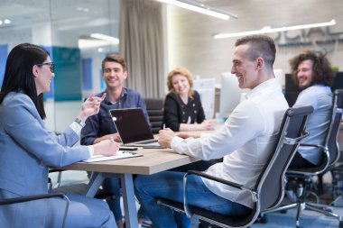 Modern ofis binasında Girişim İş Takımı Toplantısı