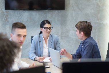 Modern ofis binasında Girişim İş Takımı Toplantısı