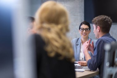 Modern ofis binasında Girişim İş Takımı Toplantısı