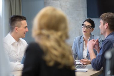 Modern ofis binasında Girişim İş Takımı Toplantısı