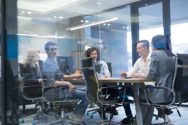 Startup Business Team Pada Rapat di gedung kantor modern — Stok Foto