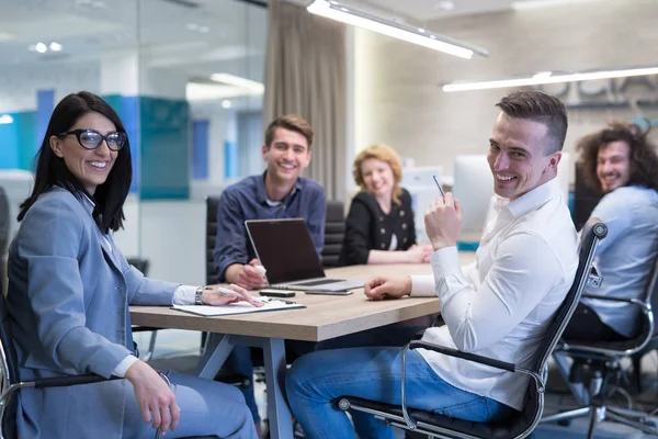 Startup Business Team På ett möte i modern kontorsbyggnad — Stockfoto