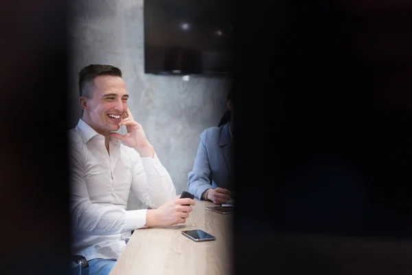 Startup-Business-Team bei einem Treffen in einem modernen Bürogebäude — Stockfoto