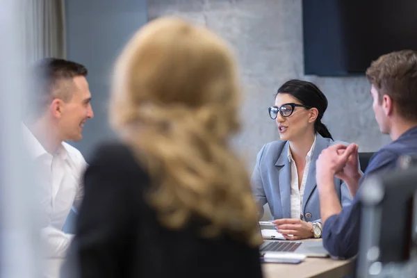 Startup Business Team Σε συνάντηση στο σύγχρονο κτίριο γραφείων — Φωτογραφία Αρχείου