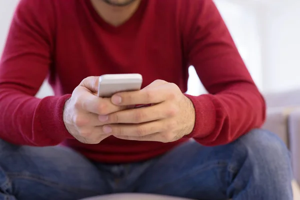 Hombre casual guapo usando el teléfono — Foto de Stock