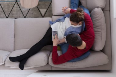 ouple rahatlatıcı evde tablet kullanma