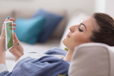 Tablet bilgisayar kullanan bir kadın.