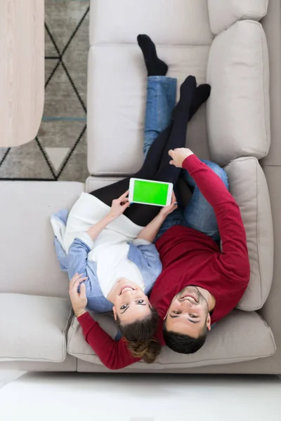 Ouple rilassante a casa utilizzando tablet — Foto Stock