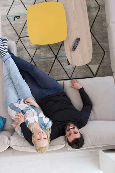 Jovem casal no sofá assistindo televisão vista superior — Fotografia de Stock