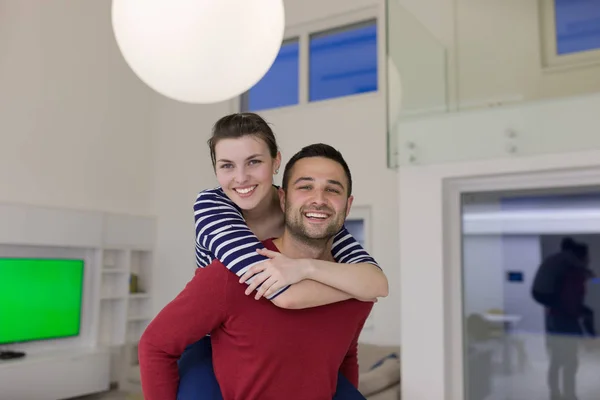 Man åker snålskjuts hans flickvän — Stockfoto