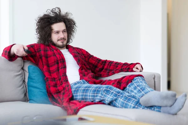 Homme en peignoir jouissant de temps libre — Photo