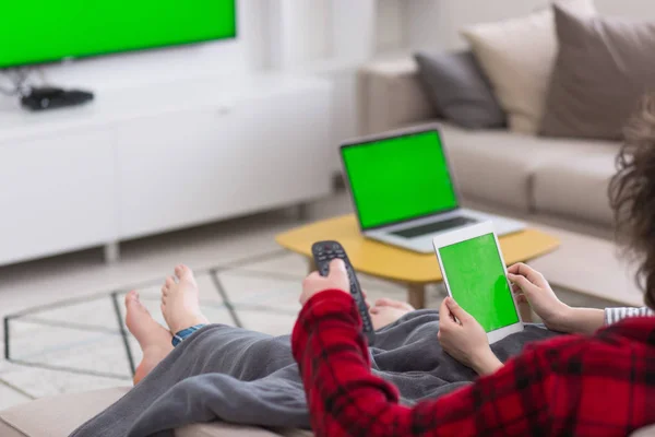 Pareja relajante en casa con tabletas — Foto de Stock