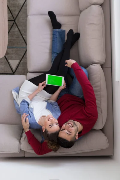 Ouple rahatlatıcı evde tablet kullanma — Stok fotoğraf