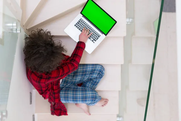 Freelancer in badjas werken vanuit huis — Stockfoto