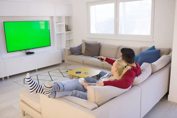 Młoda para na oglądanie telewizji — Zdjęcie stockowe