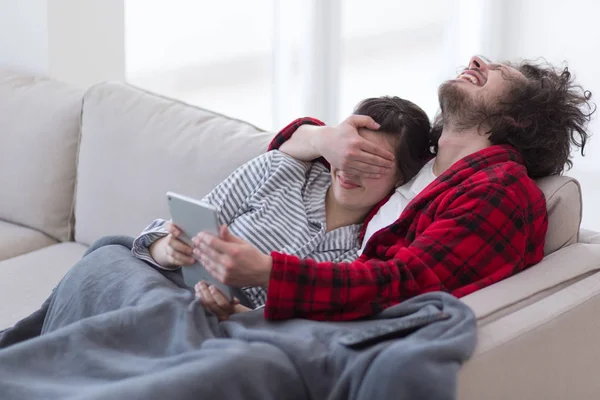 Casal relaxante em casa com computadores tablet — Fotografia de Stock