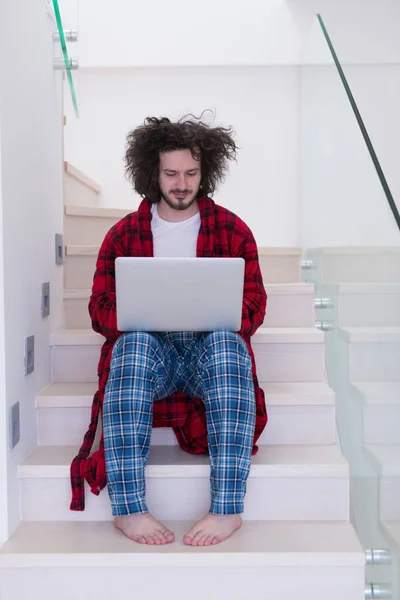 Freelancer en albornoz trabajando desde casa — Foto de Stock