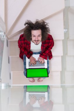 Freelancer bornoz çalışan ev içinde