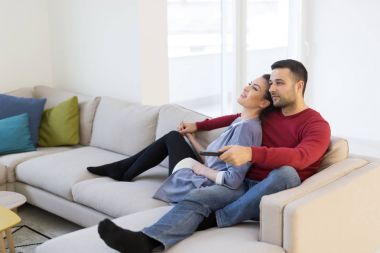 Televizyon izlerken genç Çift