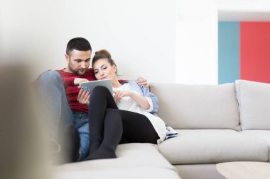 ouple rahatlatıcı evde tablet kullanma