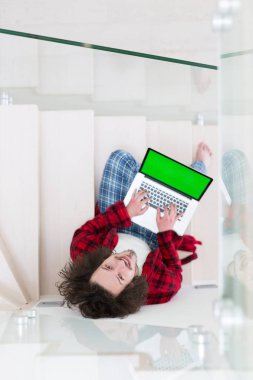 Freelancer bornoz çalışan ev içinde