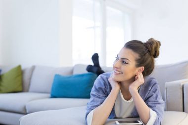 Cep telefonu kullanan kadın