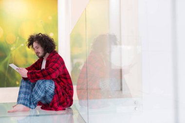 Freelancer bornoz çalışan ev içinde