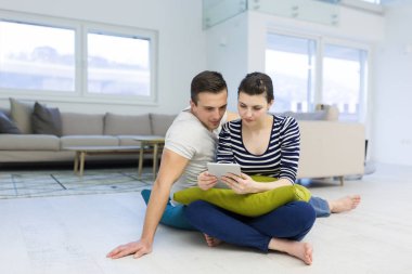 Çift katta oturan ve internet kullanımı