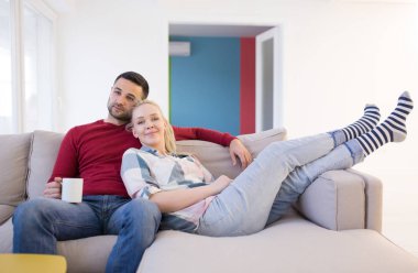 Mutlu genç çift sarılıyor. 