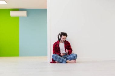 genç adam kulaklık aracılığıyla müzik keyfi