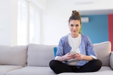 Cep telefonu kullanan kadın