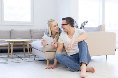 evde tablet bilgisayarlar ile rahatlatıcı Çift