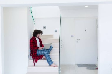 Freelancer bornoz çalışan ev içinde