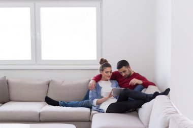 ouple rahatlatıcı evde tablet kullanma
