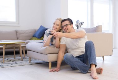 Televizyon izlerken genç Çift