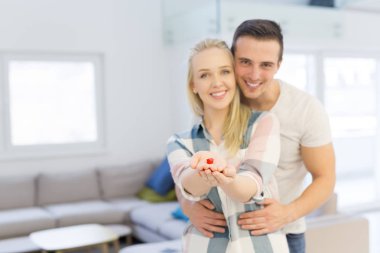 Çift gösteren küçük kırmızı ev