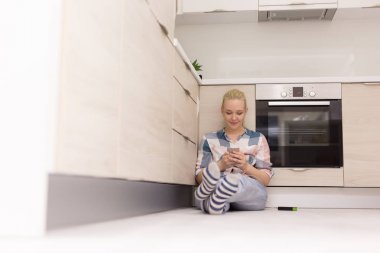 cep telefonunuzu kullanarak güzel bir genç kadın
