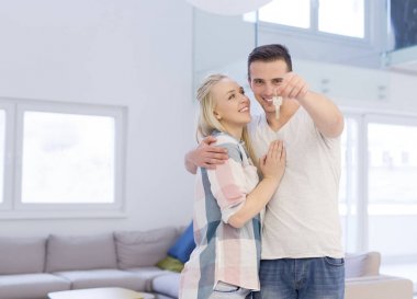 Mutlu genç çift sarılma gülümseyen 