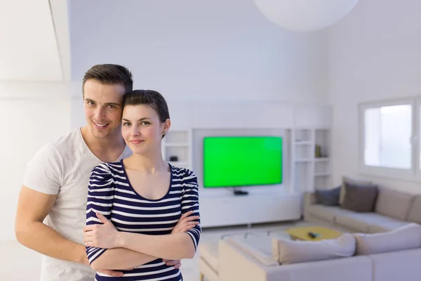 Feliz jovem lindo casal abraçando — Fotografia de Stock