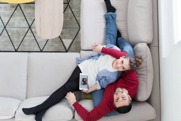 Пара отдыха дома с помощью планшета — стоковое фото