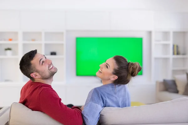 年轻夫妇在看电视 — 图库照片