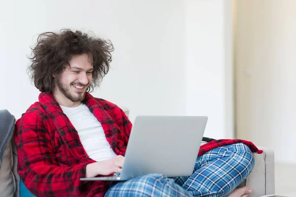 Freelancer en albornoz trabajando desde casa — Foto de Stock